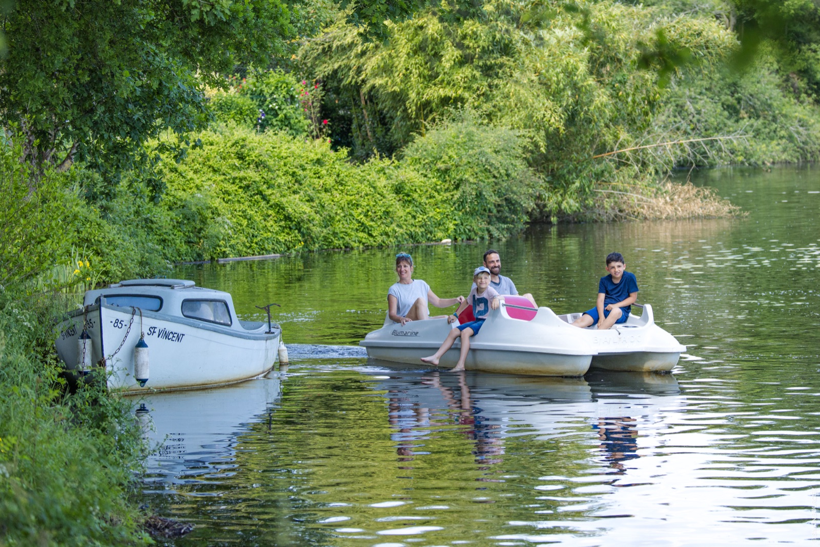 Famille en pedalo au lac du Graon